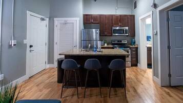 Réfrigérateur, four à micro-ondes, un four, surface de cuisson