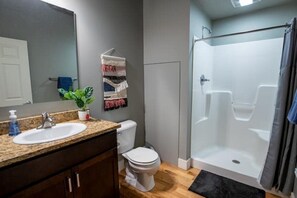 Ducha y bañera combinadas, secador de pelo, toallas y jabón