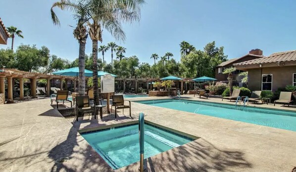 Alberca al aire libre y alberca climatizada