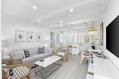 Beautiful 2-Bed Steps to Naples Beach & Town!