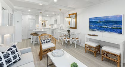 Beautiful 2-Bed Steps to Naples Beach & Town!