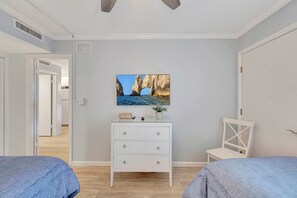 2 bedrooms, Internet, bed sheets - Perfectly-Located 2-Bed at Naples Beach & Town! (Naples)