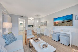 TV - Perfectly-Located 2-Bed at Naples Beach & Town! (Naples)