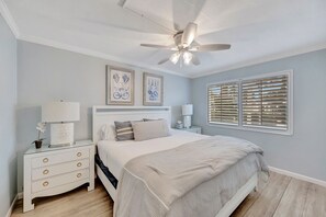 2 bedrooms, internet, bed sheets - Perfectly-Located 2-Bed at Naples Beach & Town! (Naples)