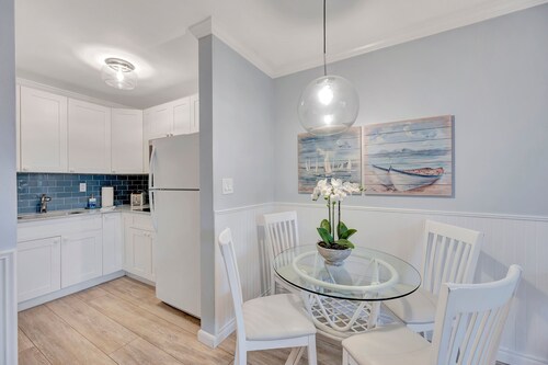 Perfectly-Located 2-Bed at Naples Beach & Town!