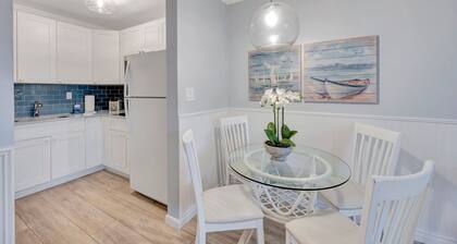 Perfectly-Located 2-Bed at Naples Beach & Town!