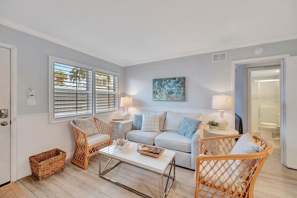 TV - Perfectly-Located 2-Bed at Naples Beach & Town! (Naples)