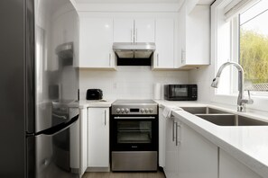 Apartamento premium | Cozinha privada | Geladeira, micro-ondas, fogão, cooktop