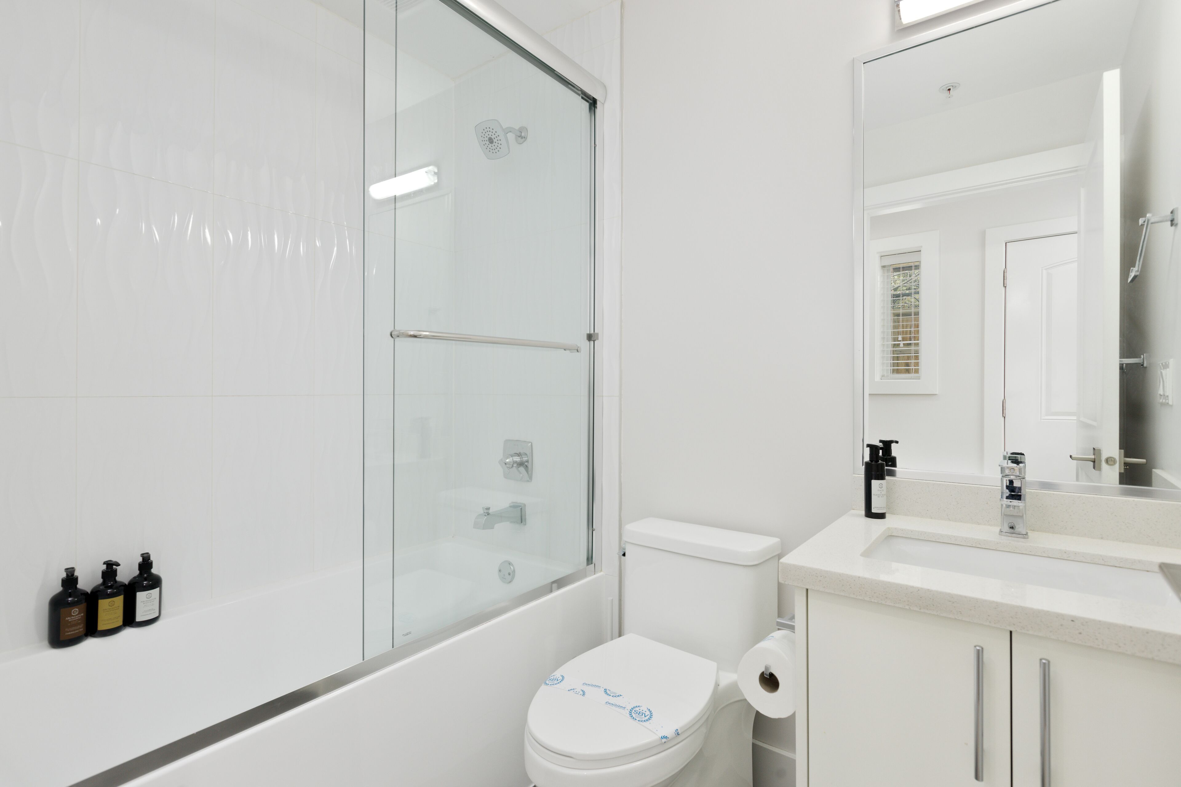 Premium Apartment | Bathroom | Combined shower/tub, rainfall showerhead, free toiletries, hair dryer