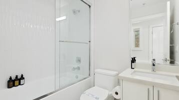 Premium Apartment | Bathroom | Combined shower/tub, rainfall showerhead, free toiletries, hair dryer