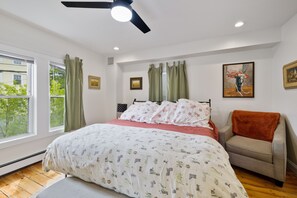 5 Schlafzimmer, Schreibtisch, Bügeleisen/Bügelbrett, kostenloses WLAN