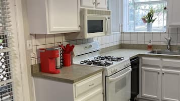 Een koelkast, een magnetron, een oven, een kookplaat