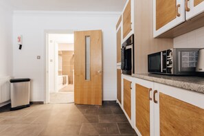 Private kitchen - Spacious 2 bedroom flat near beach and town centre (Bournemouth)