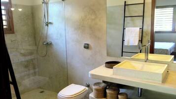 Douche, serviettes fournies, savon, shampoing