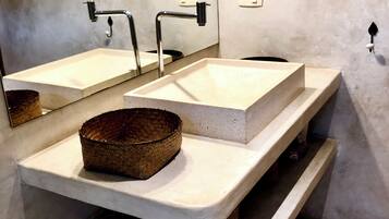 Douche, serviettes fournies, savon, shampoing