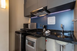 Studio Standard Casal - PNE | Bếp riêng | Lò vi sóng, bếp nấu, máy rửa bát, dụng cụ nấu nướng/bát dĩa/dao nĩa