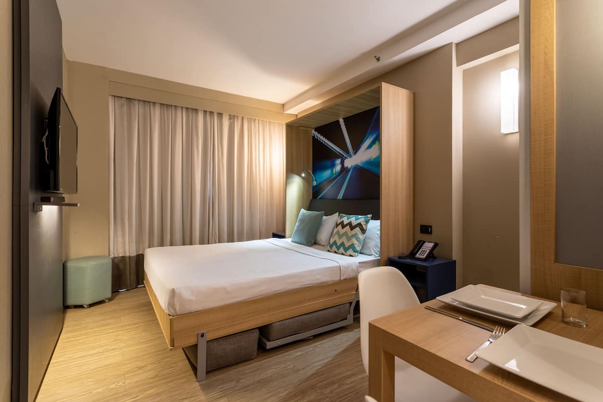 Premium bedding, minibar, free WiFi, bed sheets