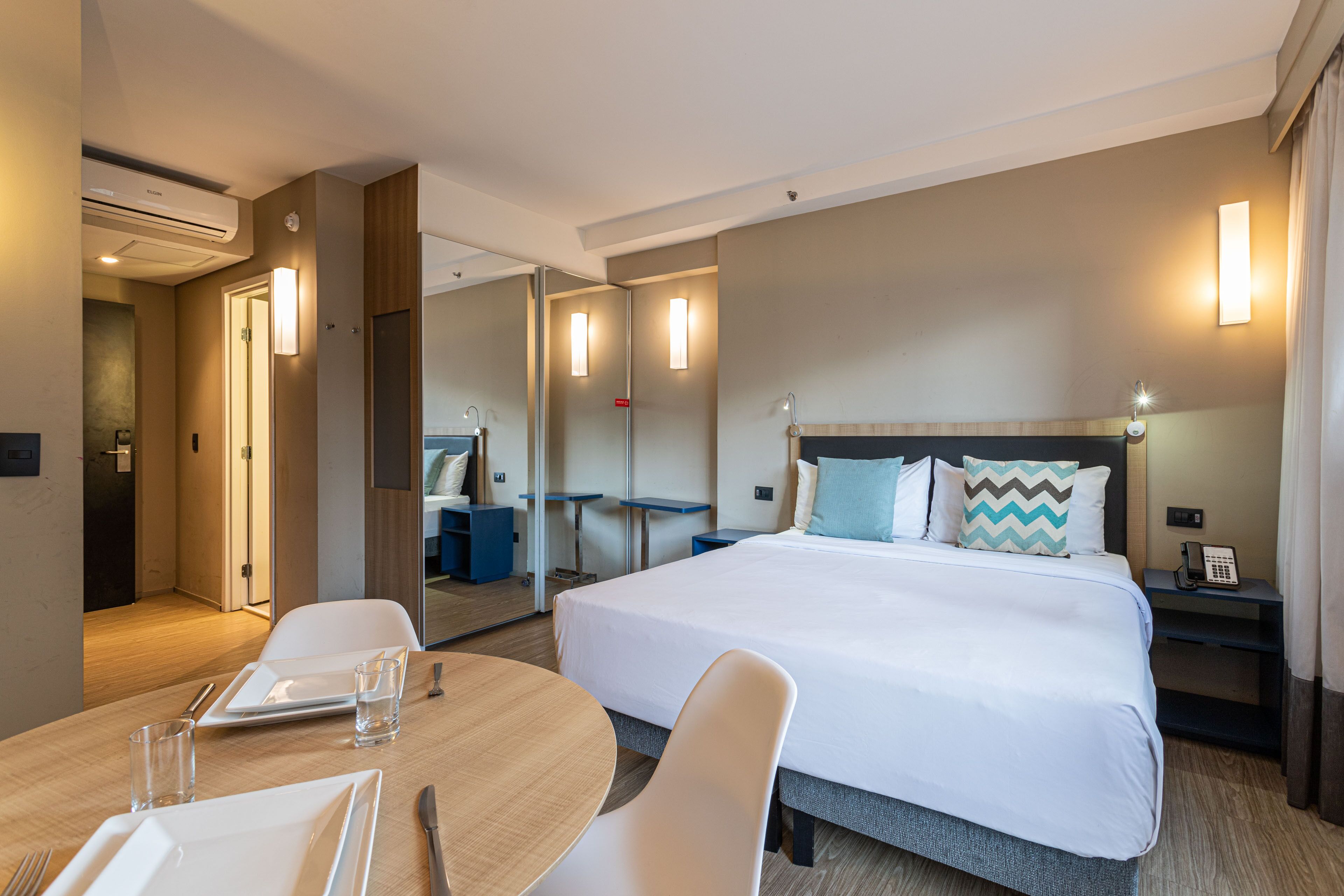 Premium bedding, minibar, free WiFi, bed sheets