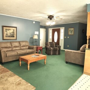 Smart TV, fireplace, video games - Mountain Stream -Riverside w/ Hot Tub • Walk to Pigeon Forge • FREE Tickets! (Pigeon Forge)