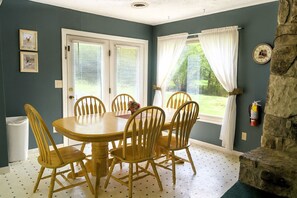 Dining - Mountain Stream -Riverside w/ Hot Tub • Walk to Pigeon Forge • FREE Tickets! (Pigeon Forge)