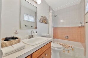 Ensemble douche/baignoire, sèche-cheveux, serviettes fournies, savon