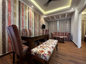 Luxury Room, Pool View | Living area | 32-inch LCD TV with satellite channels, TV - Santa Monica Resorte (Calangute)