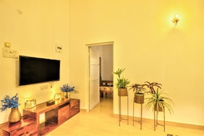 Family Room, 2 Bedrooms, Pool View | Living area | 32-inch LCD TV with satellite channels, TV - Santa Monica Resorte (Calangute)