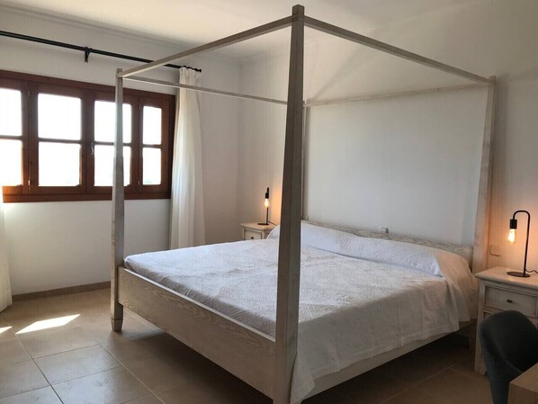 3 habitaciones, tabla de planchar con plancha, wifi y ropa de cama 