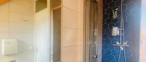 Dusche, Haartrockner, Handtücher, Toilettenpapier