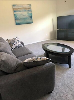 Smart TV, caminetto, biblioteca musicale, stampante