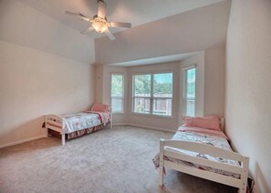 4 bedrooms, desk, iron/ironing board, free WiFi
