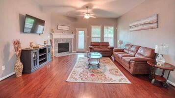 Smart TV, chimenea, biblioteca musical y impresora