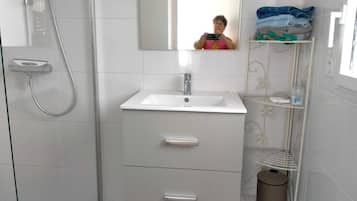 Douche, savon, papier toilette