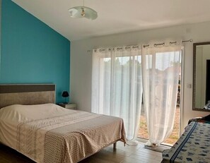 3 bedrooms, desk, iron/ironing board