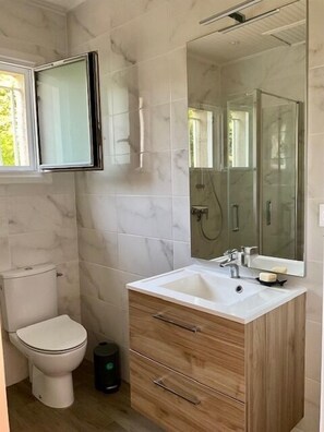 Shower, soap, toilet paper - 5-minute walk from the beach, quiet villa with garden. Home sweet home! (La Tranche-sur-Mer)