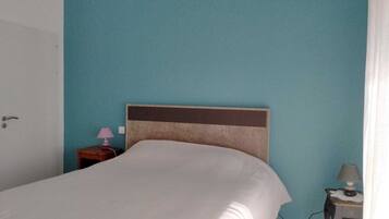 3 chambres, bureau, fer et planche Ă repasser