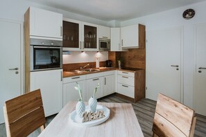 Kylskåp, mikrovågsugn, ugn och spishäll