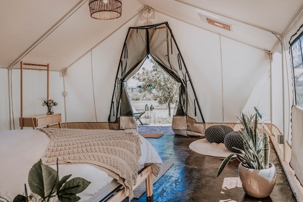 Tabla de planchar con plancha y ropa de cama