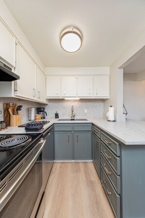 Fridge, microwave, oven, stovetop - Gros Ventre B7: Newly remodeled, pristine condo in Teton Village (Teton Village)