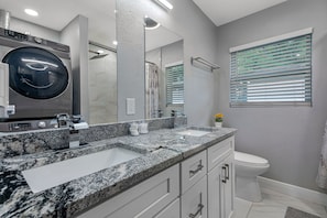 Combined shower/tub, hair dryer, towels