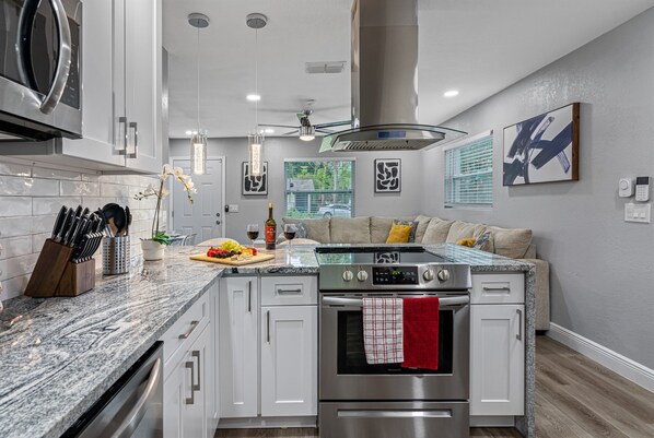 Refrigerador, microondas, horno y parrilla de estufa 