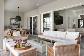 Smart TV, caminetto, tavolo da calcetto, stampante