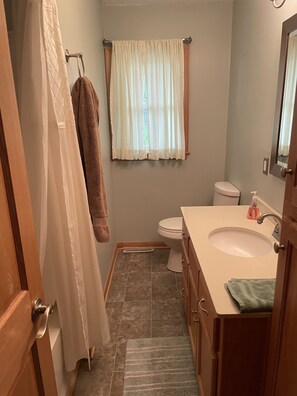 Combined shower/bathtub, towels, soap, shampoo
