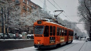 A tram with the number 2878 on a snowy street. - Small nest toino (Torino)