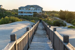 المنطقة المحيطة بالمنشأة