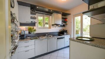 Fridge, oven, dishwasher, coffee/tea maker