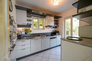 Réfrigérateur, four, lave-vaisselle, cafetière/bouilloire