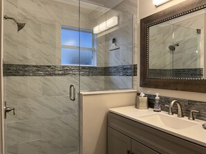 Dusche, Haartrockner, Handtücher, Seife