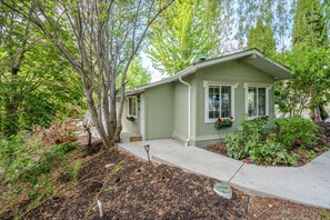 Room - Munson Mountain Estates (Penticton)