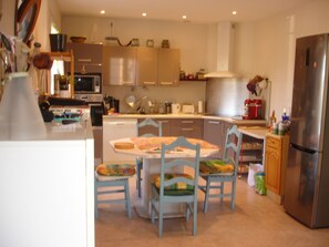 Fridge, microwave, oven, stovetop - Apartment near the beach (100 meters). (ARGELES SUR MER)